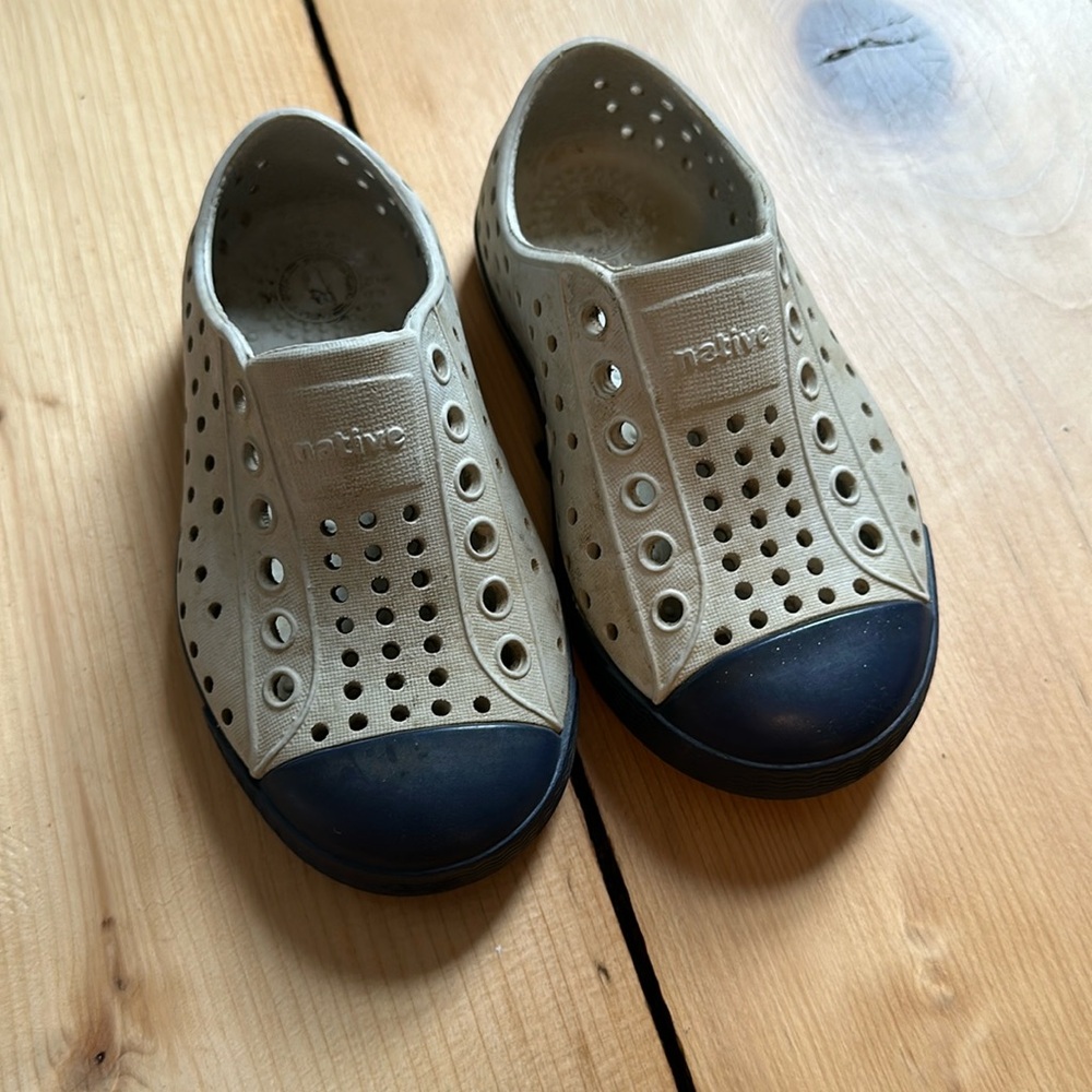 NATIVE Child’s 6 shoe